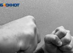 Волгоградец не сдержал эмоции и набросился на судебного пристава с кулаками