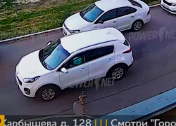 Авария с кроссовером и 4-летним мальчиком попала на видео