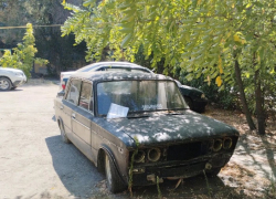 В Волжском продолжают эвакуировать брошенные автомобили со дворов