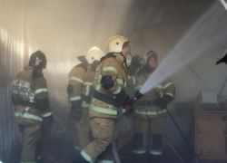 Пожар на балконе заставил поволноваться жителей многоквартирника в Волжском