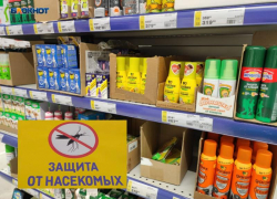 Раскупили: в Волжском продают спрей от комаров за 540 рублей 