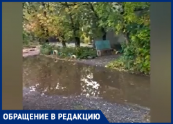 «Впору переплывать - лезем по  грязи и кустам»,- волжанин об огромной луже возле подъезда многоэтажки