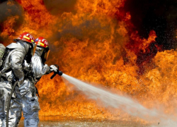 Загорелся очередной деревянный дом в СНТ в Волжском