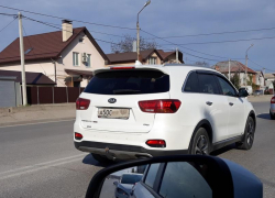 На дороге заметили внедорожник с «закрытым» номером