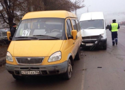 На юге Волгограда фургон протаранил маршрутку с пассажирами