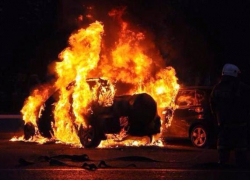 Неизвестные подожгли Mercedes и Chevrolet рано утром в Волжском