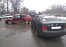 Водитель легковушки попал в больницу после ДТП в Волжском