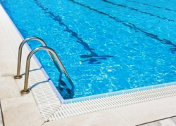 В Волгограде юная сотрудница бассейна обокрала тренера по плаванию