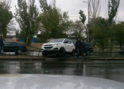 В Волжском в ДТП иномарка повисла на заборе