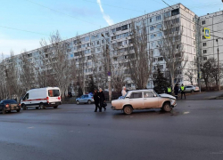 На видео попала страшная авария с пострадавшей на перекрестке в Волжском