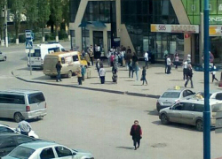 Маршрутчик врезался в толпу людей на "Спутнике" в Волжском