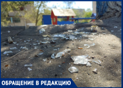 Битое стекло вместо песка: детская площадка в Волжском может стать местом трагедии из-за халатности УК