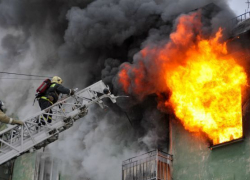 На западе Волгограда при пожаре заживо сгорела женщина