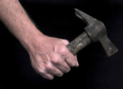 Под Волгоградом десантник размозжил голову друга молотком из-за спора на военную тему 