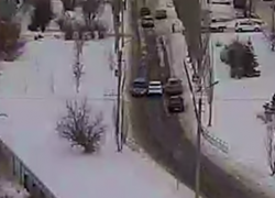 Две иномарки не смогли разъехаться из-за припаркованных авто в Волжском