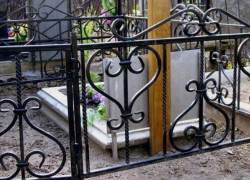 В Урюпинске преступники пытались украсть с кладбища памятник