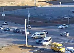 В Волжском "десятка" врезалась в маршрутку