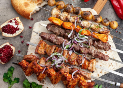 Вкусный шашлык на свежем воздухе или дома: закажите доставку в «Адреналине»