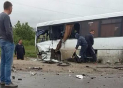 Автобус протаранил легковушку в Волжском: пострадала пассажирка