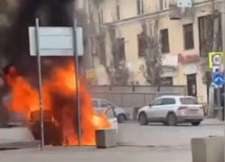 В центре Волгограда на дороге вспыхнуло такси