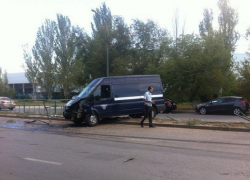 Автомобиль "Спецсвязь" протаранил металлические ограждения в Волжском