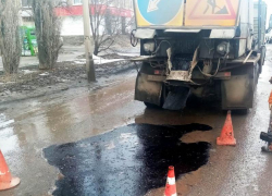 В Волжском начали латать разбитые за зиму новые некачественные дороги