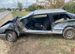 Автомобиль при столкновении вмяло в опору ЛЭП в Средней Ахтубе