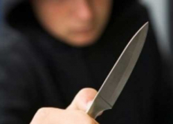 На юге Волгограда рецидивист с ножом ограбил подростка