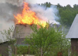 В Волжском из-за неисправной проводки горели сразу две дачи