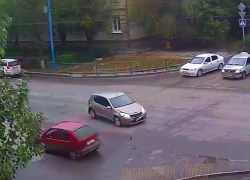 От удара во время ДТП в Волжском иномарку развернуло на 180 градусов