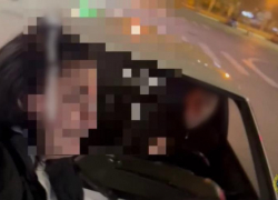 Волжский «гонщик» без прав прокатил подругу на капоте и лишился машины