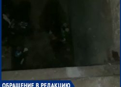 «Живем как в парнике»: волжане показали на видео постоянные протечки в подвале 