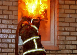 Под Волжским полыхал частный дом