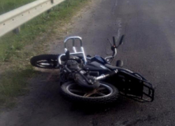 Водитель скутера покалечил ребенка и сбежал с места ДТП в Волжском