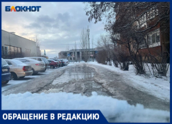 Огромные ямы на дорогах и лед: в 32 микрорайоне Волжского ни пройти, ни проехать