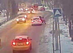 Водитель иномарки сбил с ног двух школьниц на пешеходном переходе в Волжском