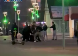 «На одонго меньше станет»: в Волжском охрана ТРЦ проигнорировала жестокую массовую драку 