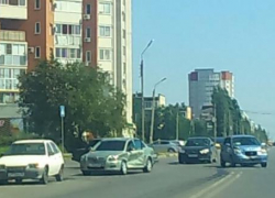 Водитель на Toyota в Волжском протаранил автоледи на KIA