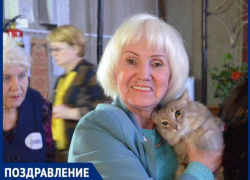 Коллеги поздравляют обаятельную сотрудницу с юбилеем