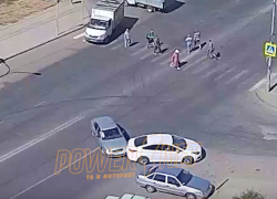 Странные автомобилисты поцеловались на пустом перекрестке в Волжском