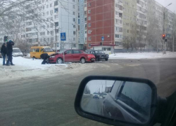 На перекрестке Волжского произошла массовая авария