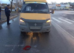 На юге Волгограда маршрутка сбила женщину с ребенком на "зебре"