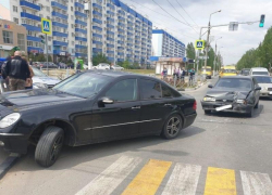 Водитель Mercedes устроил аварию в Волжском