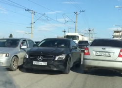 Автохам в пробке на ГЭС проехал по встречной полосе