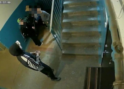 Дети сломали велосипед в подъезде Волжского: женщина ищет виновных