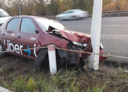 В Волжском такси протаранило столб