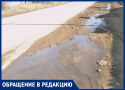 «Грязь и лужи кругом»: жители острова Зеленый ждут обещанный тротуар