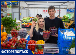 ТЦ «Якорь»  поздравляет волжан с Днем России и приглашает за покупками
