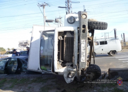 Перевернувшийся на плотине ГЭС грузовик парализовал движение в оба конца 
