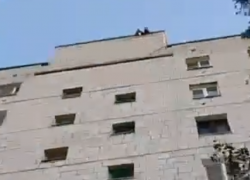 В Волжском школьницы забрались на крышу, чтобы запилить контент. Снимала их полиция